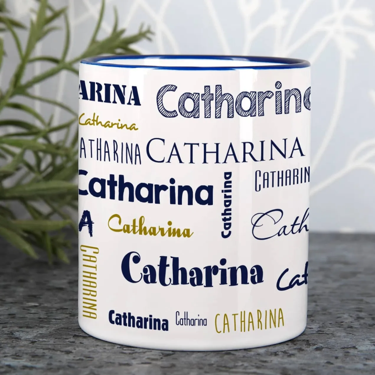 Tasse mit Ihrem Namen in verschiedenen Schriftarten und Farben
