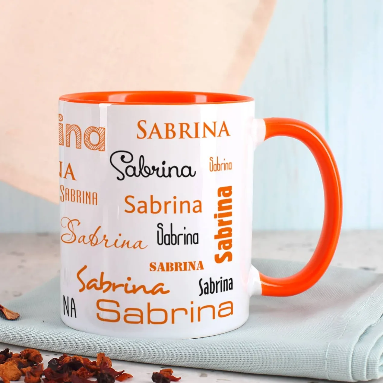 Tasse mit Ihrem Namen in verschiedenen Schriftarten und Farben