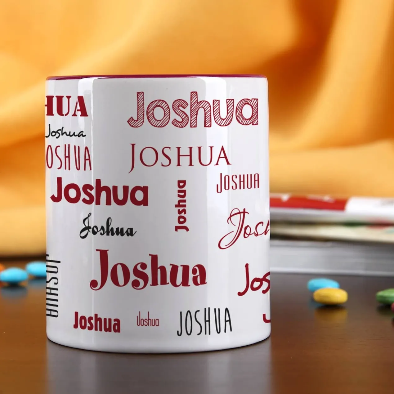 Tasse mit Ihrem Namen in verschiedenen Schriftarten und Farben