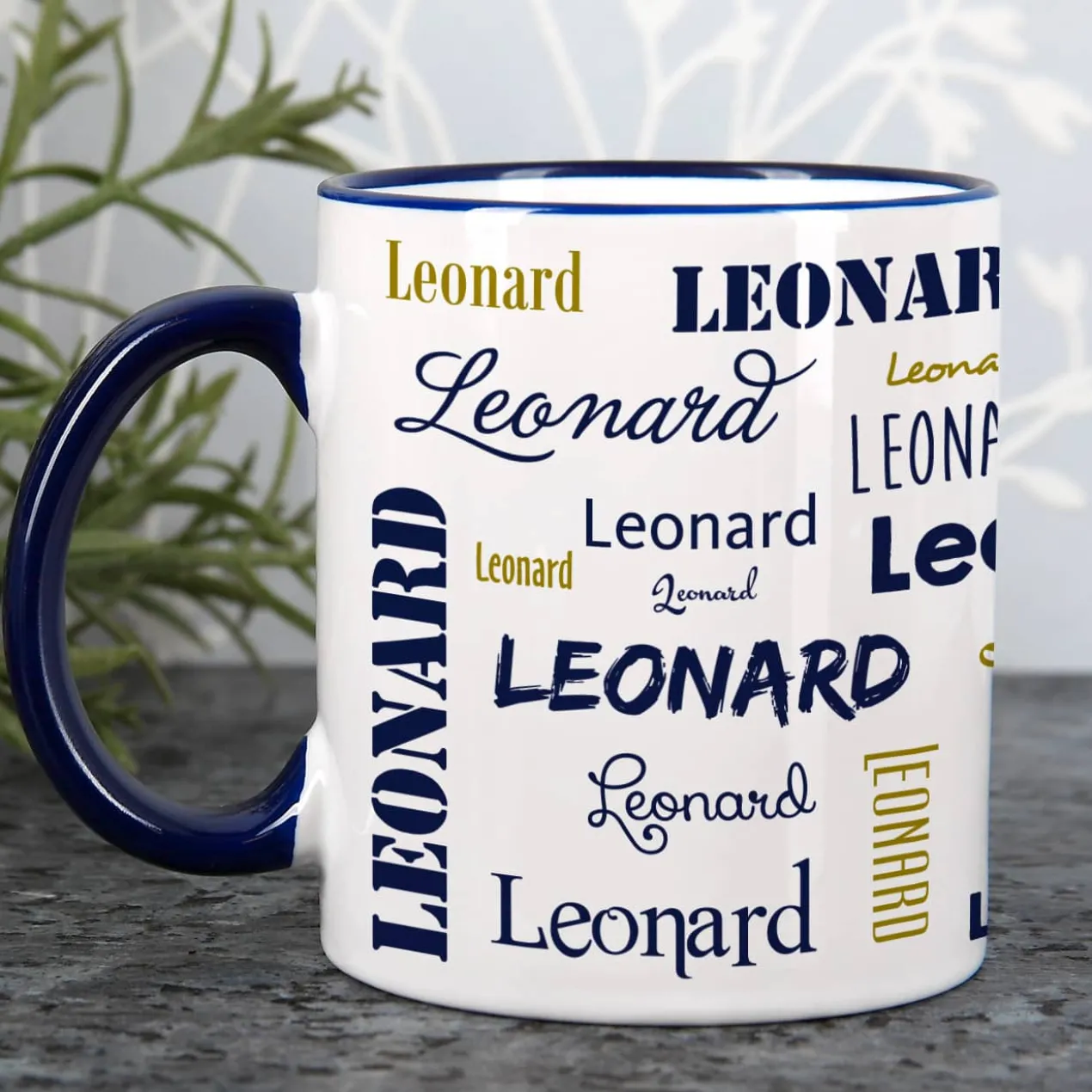 Tasse mit Ihrem Namen in verschiedenen Schriftarten und Farben