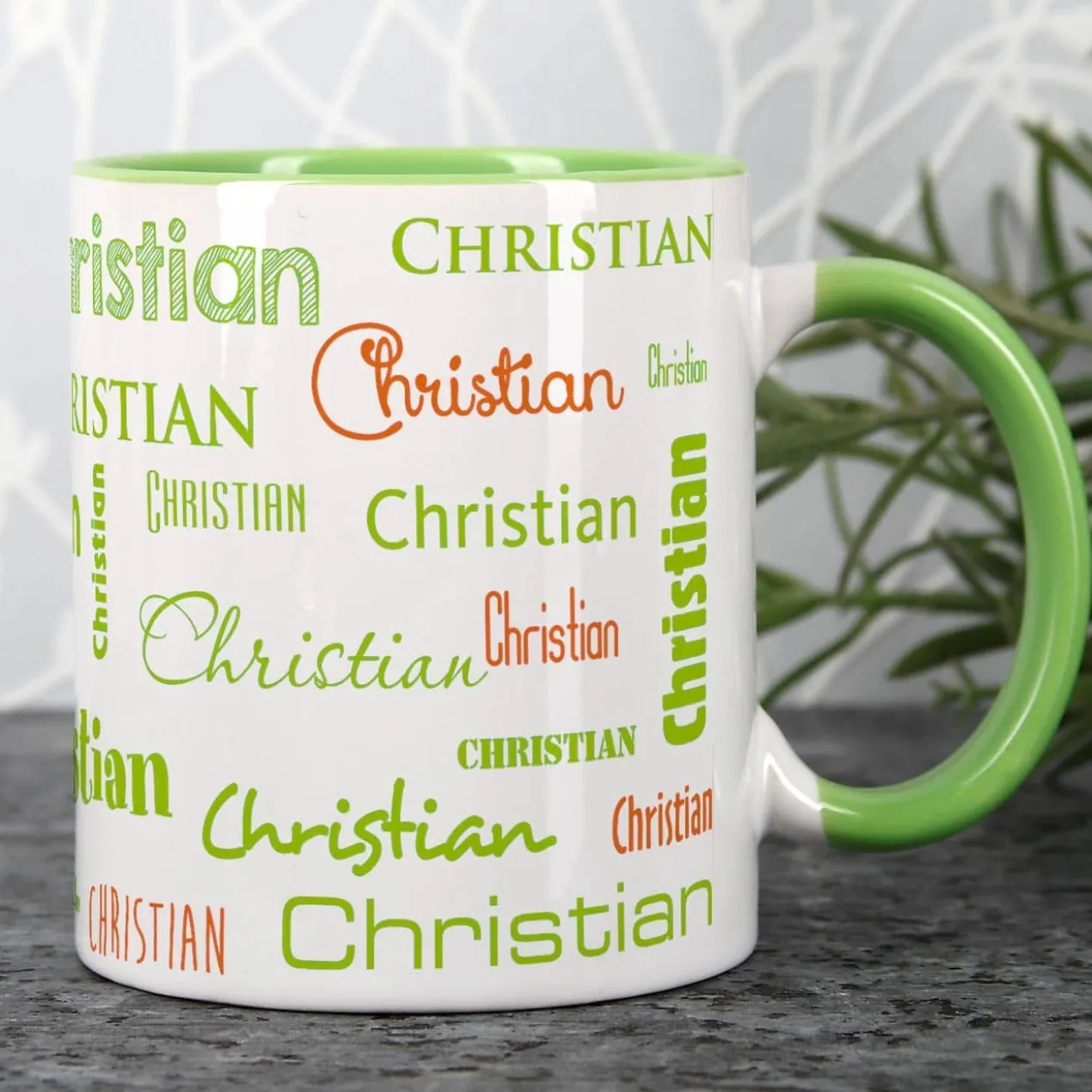 Tasse mit Ihrem Namen in verschiedenen Schriftarten und Farben