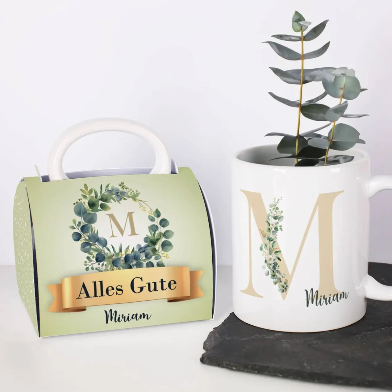 Tasse mit Name & Monogramm in Tassentasche mit Eukalyptus-Motiv