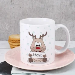 Tasse mit niedlichem Rentier und Ihrem Namen