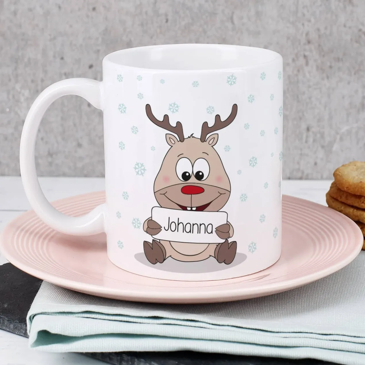 Tasse mit niedlichem Rentier und Ihrem Namen
