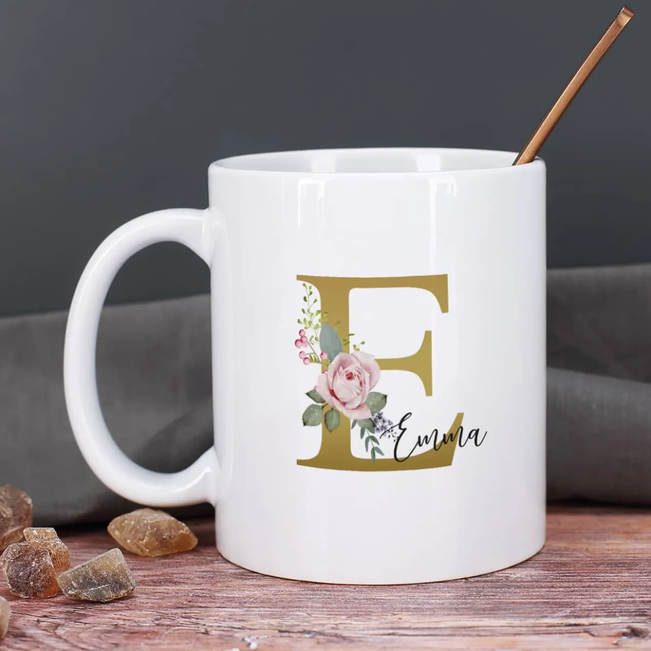 Tasse mit Rosen-Monogramm und Name