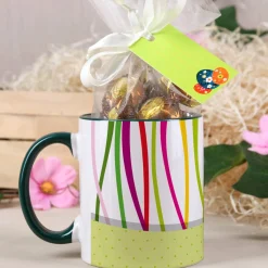 Tasse mit Schmetterlingsmotiv und Schokoladenkugel-Füllung