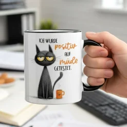 Tasse mit Spruch 'Positiv auf müde getestet' | Keramiktasse mit schwarzem Henkel & Rand