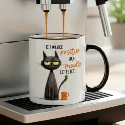 Tasse mit Spruch 'Positiv auf müde getestet' | Keramiktasse mit schwarzem Henkel & Rand