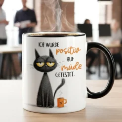 Tasse mit Spruch 'Positiv auf müde getestet' | Keramiktasse mit schwarzem Henkel & Rand