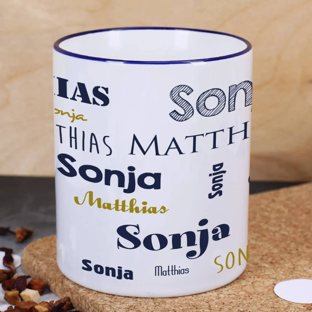 Tasse mit zwei Namen in verschiedenen Schriftarten
