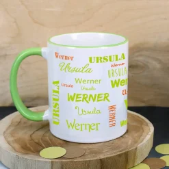 Tasse mit zwei Namen in verschiedenen Schriftarten