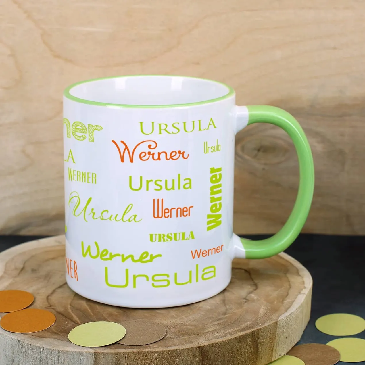 Tasse mit zwei Namen in verschiedenen Schriftarten