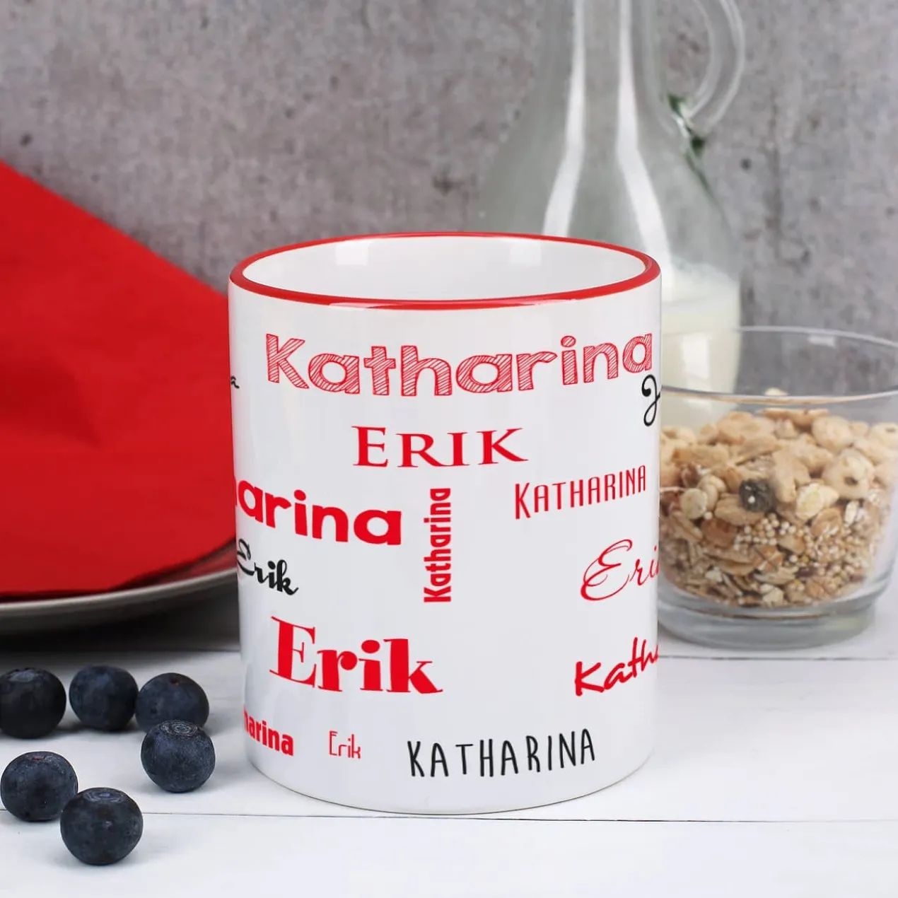 Tasse mit zwei Namen in verschiedenen Schriftarten
