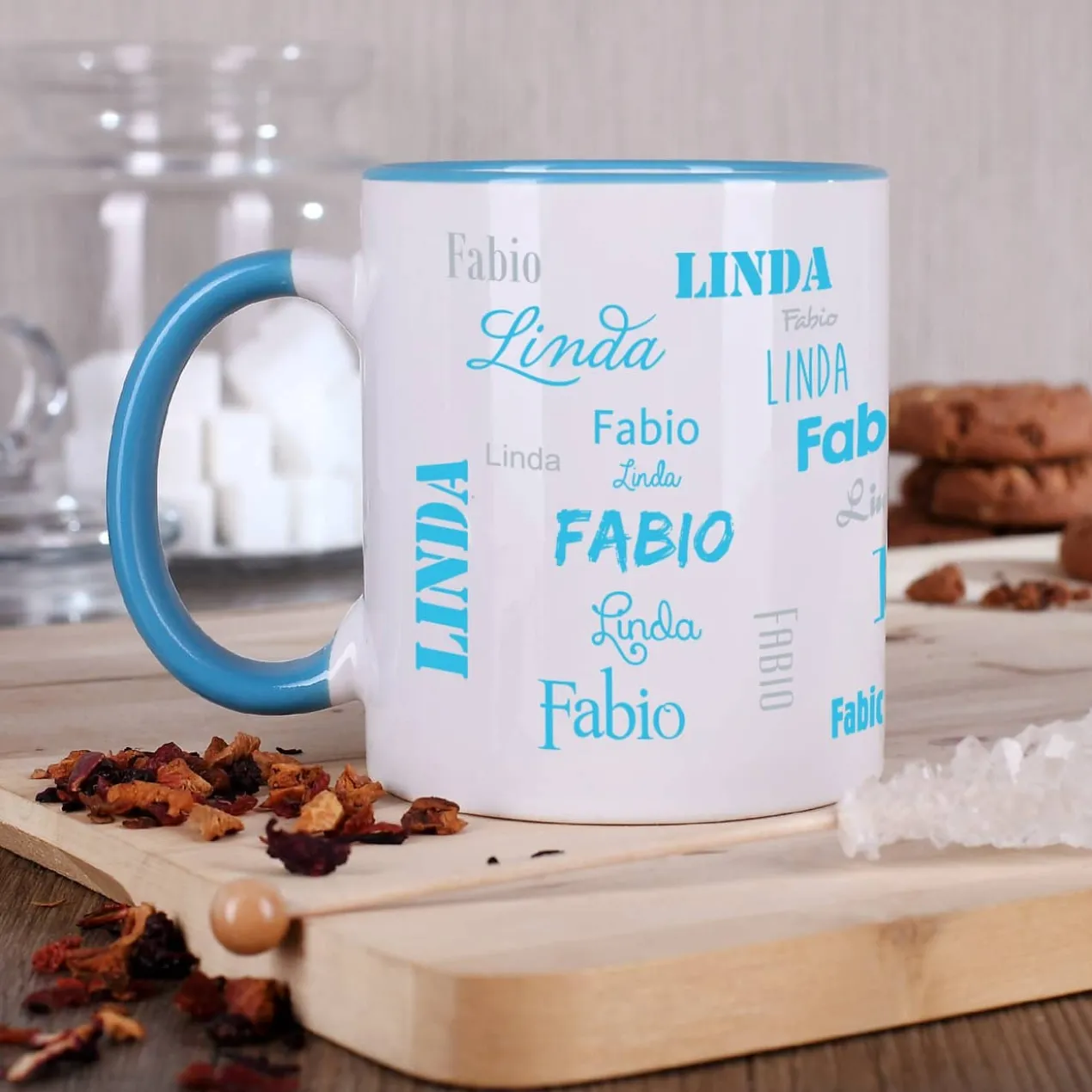 Tasse mit zwei Namen in verschiedenen Schriftarten