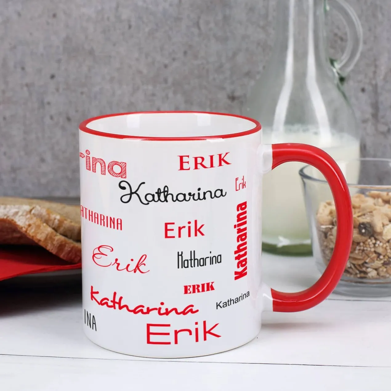 Tasse mit zwei Namen in verschiedenen Schriftarten