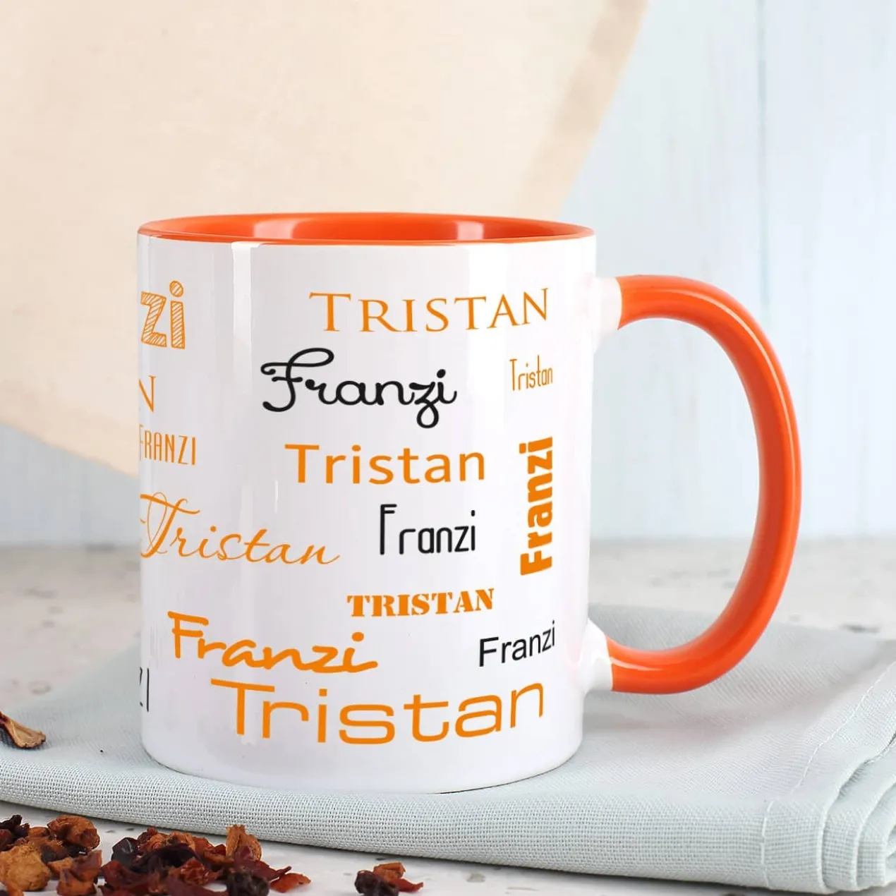Tasse mit zwei Namen in verschiedenen Schriftarten