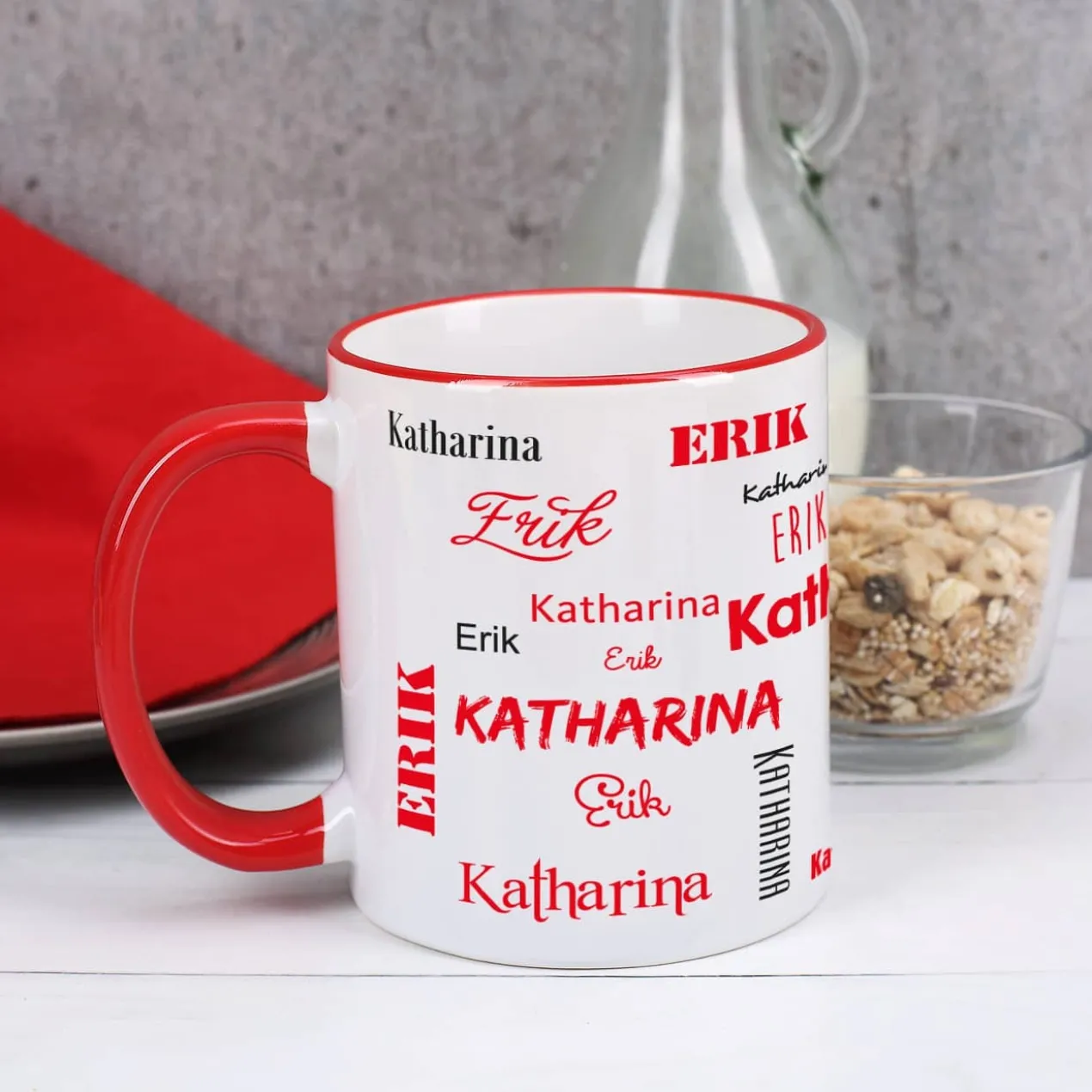 Tasse mit zwei Namen in verschiedenen Schriftarten