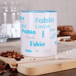 Tasse mit zwei Namen in verschiedenen Schriftarten