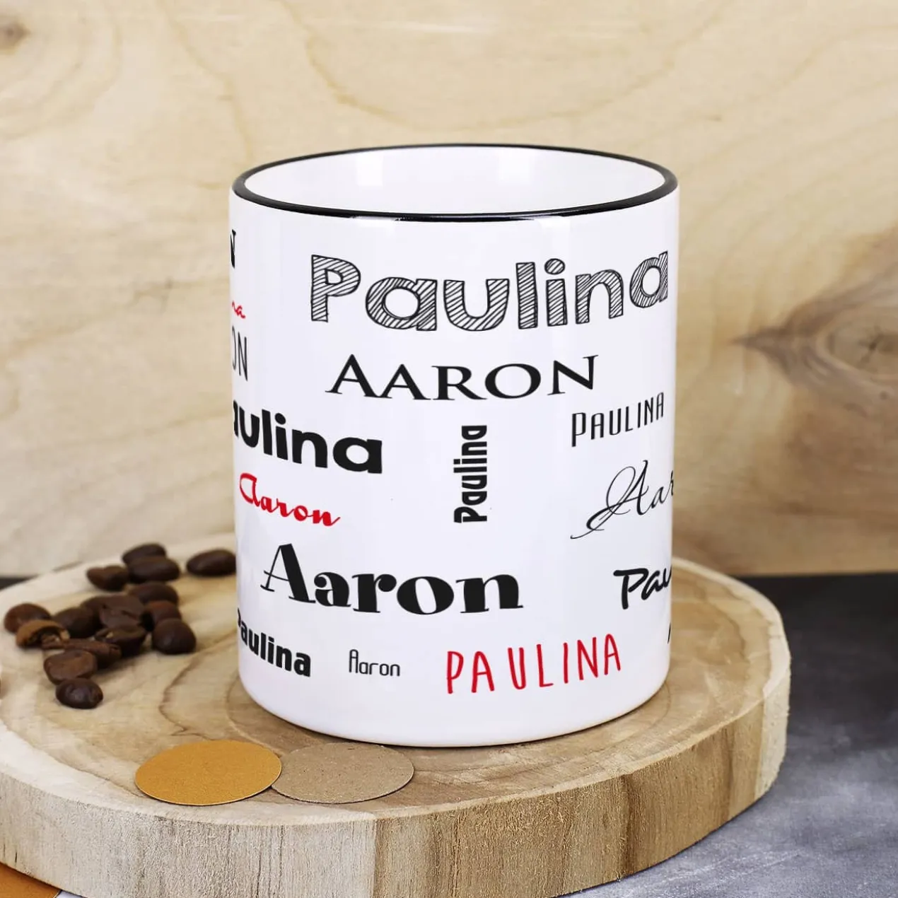 Tasse mit zwei Namen in verschiedenen Schriftarten