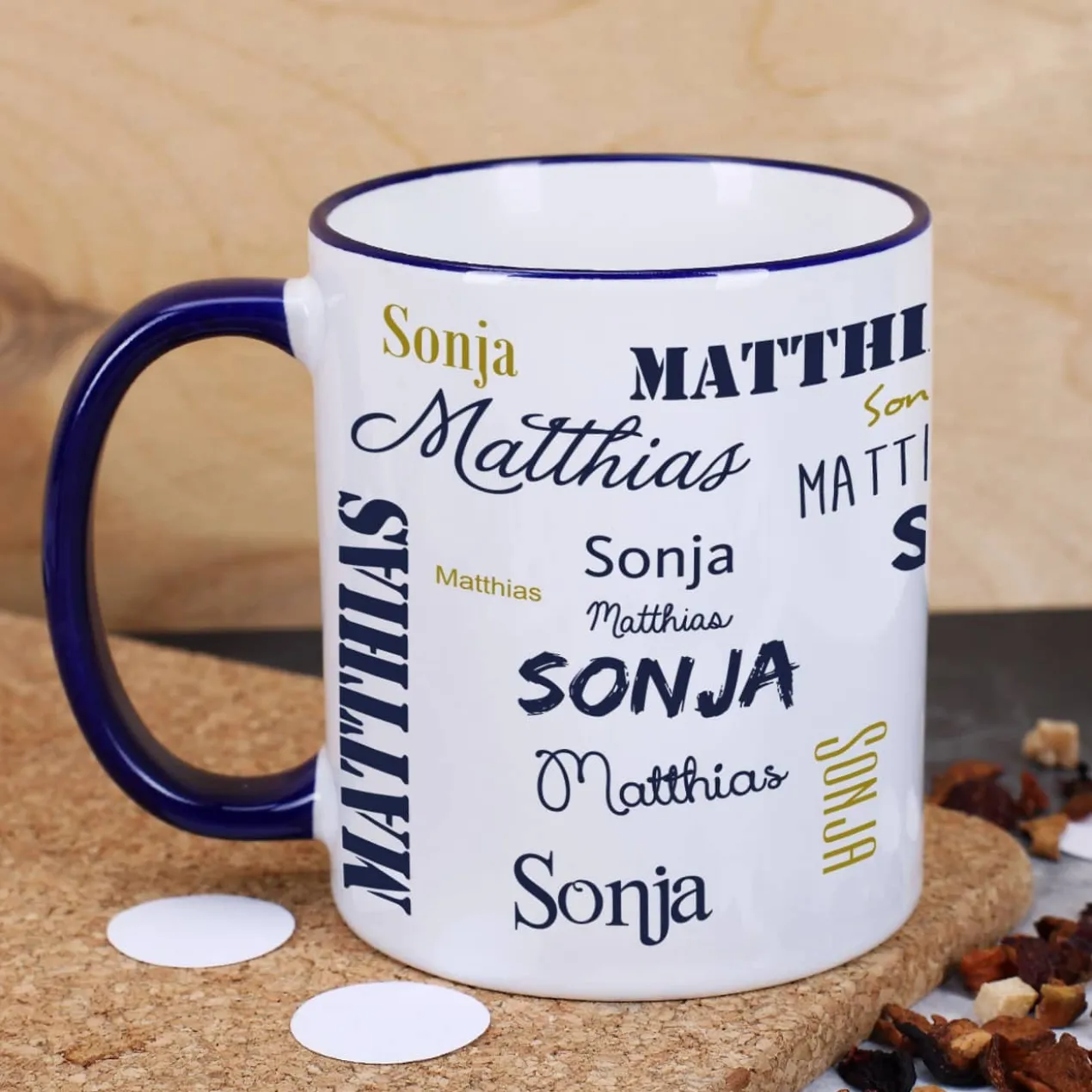 Tasse mit zwei Namen in verschiedenen Schriftarten