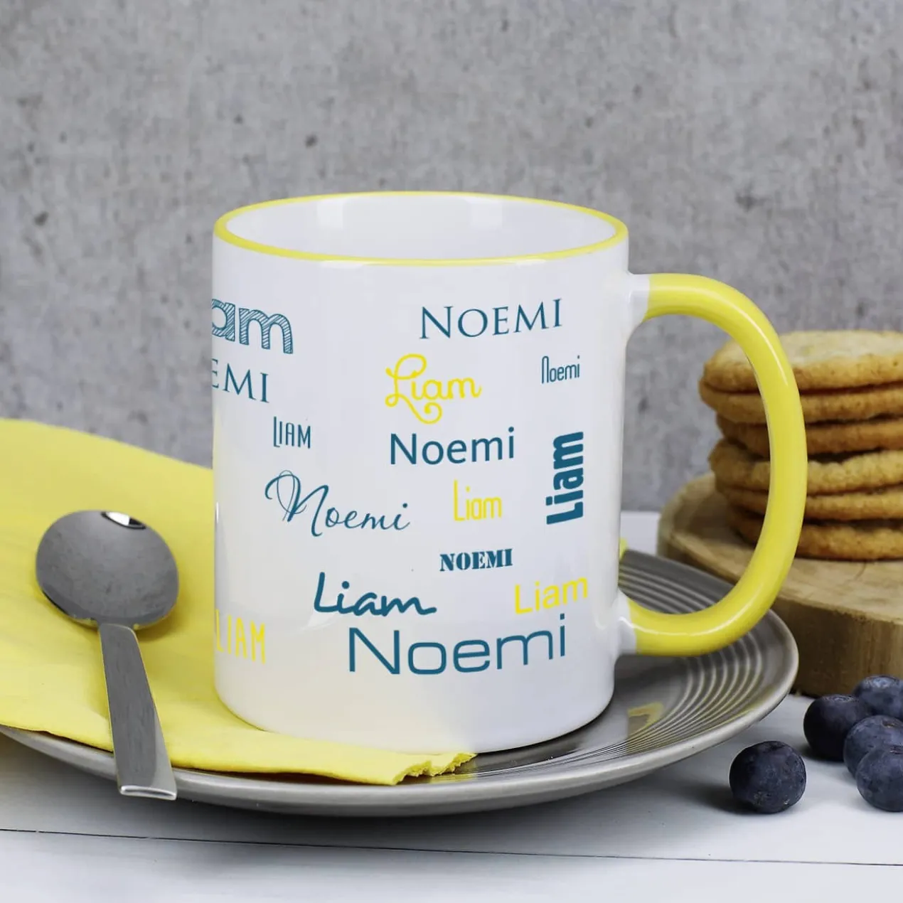 Tasse mit zwei Namen in verschiedenen Schriftarten