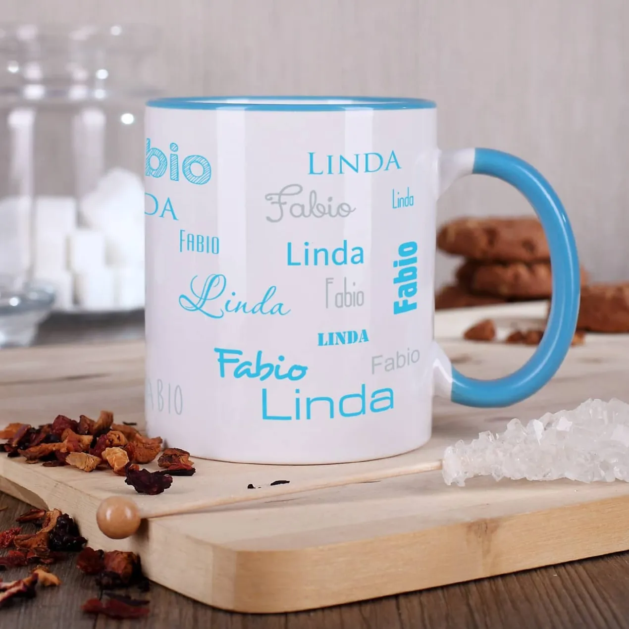 Tasse mit zwei Namen in verschiedenen Schriftarten