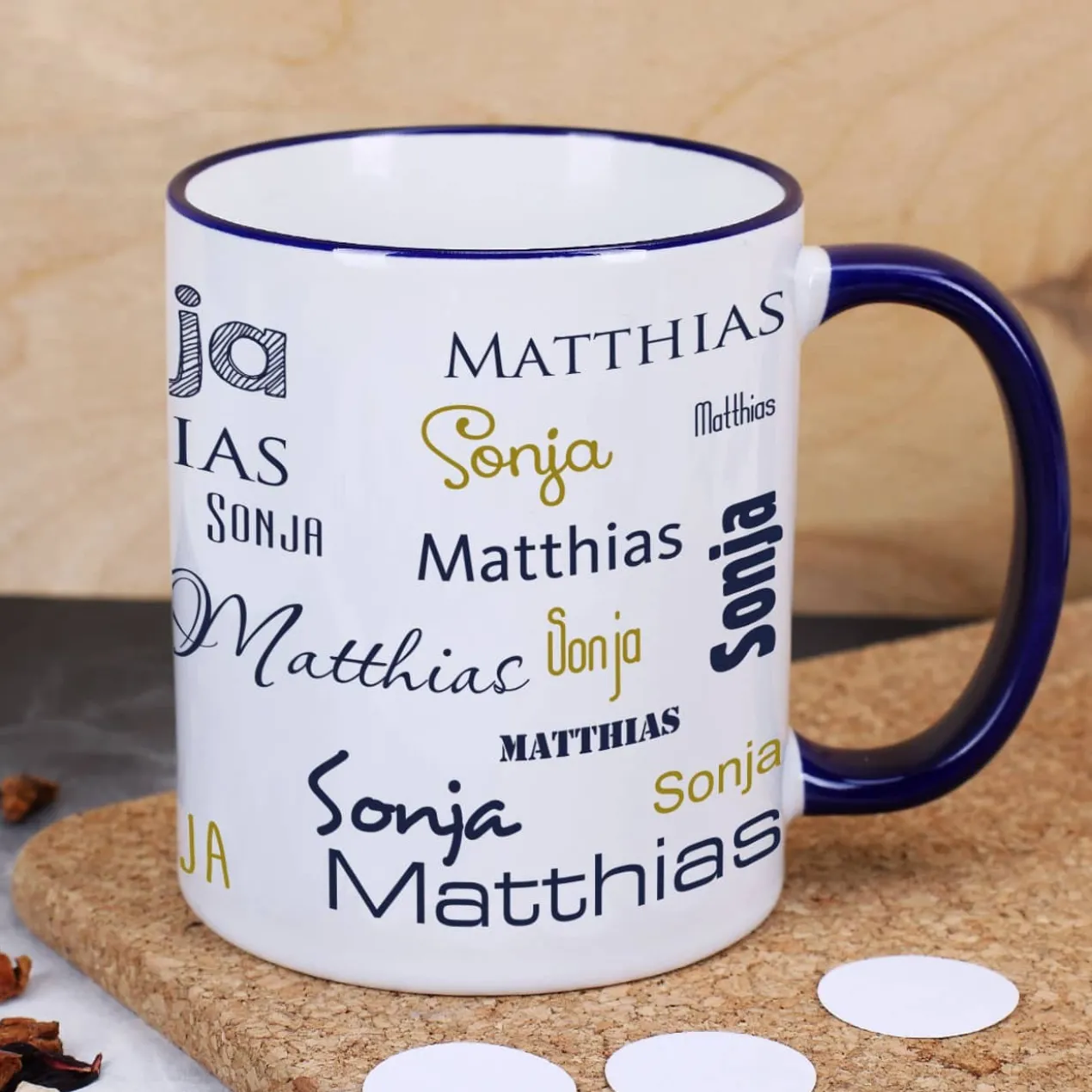 Tasse mit zwei Namen in verschiedenen Schriftarten