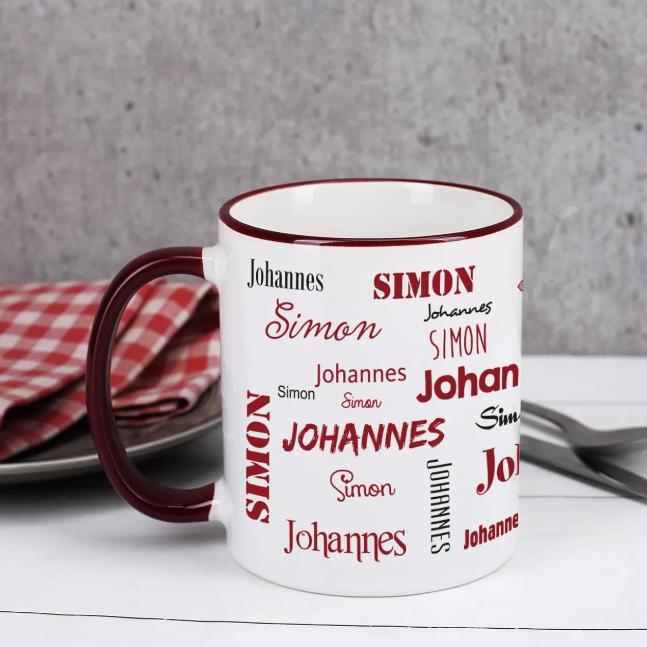 Tasse mit zwei Namen in verschiedenen Schriftarten