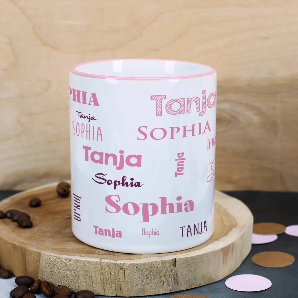 Tasse mit zwei Namen in verschiedenen Schriftarten