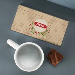 Tasse und Schokolade zu Weihnachten in hübscher Jutetüte mit persönlichem Anhänger