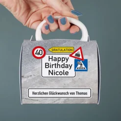 Tasse zum Geburtstag in Tassentasche mit Verkehrszeichen, Alter & Name