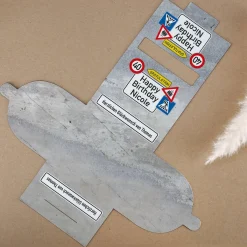 Tasse zum Geburtstag in Tassentasche mit Verkehrszeichen, Alter & Name