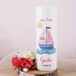 Taufkerze für Mädchen mit Segelboot, Name, Datum und Taufspruch