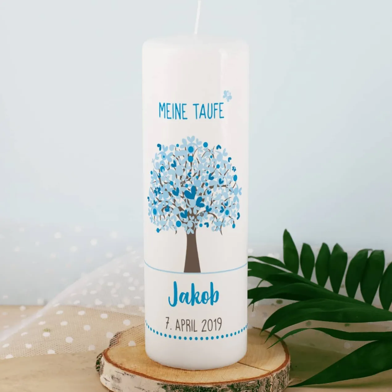 Taufkerze mit Lebensbaum in blau, Name, Datum und Taufspruch