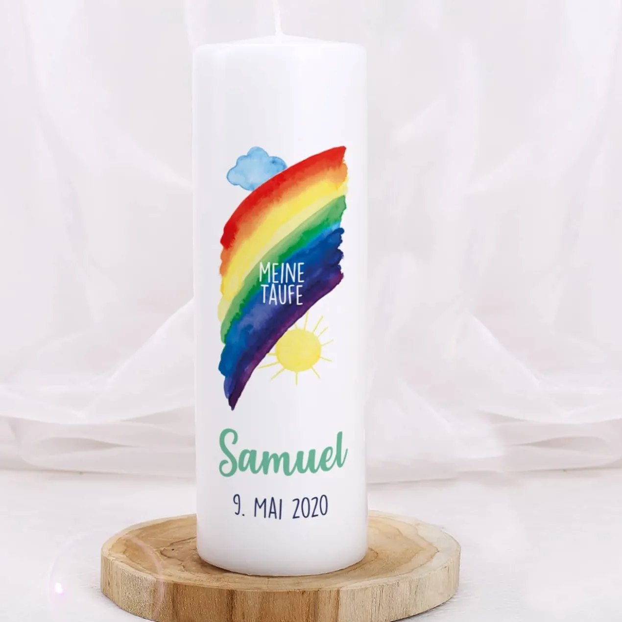 Taufkerze mit Regenbogen, Name, Datum und Taufspruch