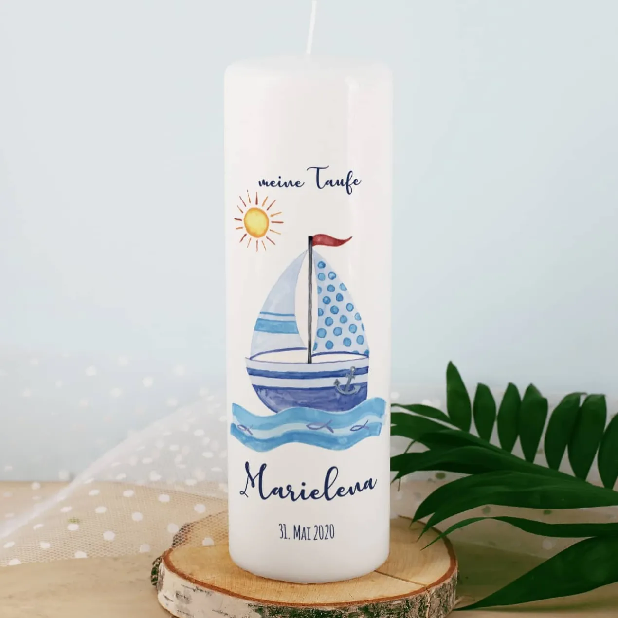 Taufkerze mit Segelboot und Fischen, Name, Datum und Taufspruch