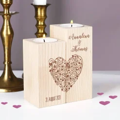 Teelichthalter aus Holz mit graviertem Herz, Namen und Datum - 2er Set