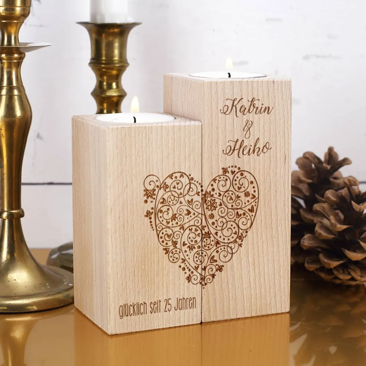 Teelichthalter aus Holz mit graviertem Herz, Namen und Datum - 2er Set