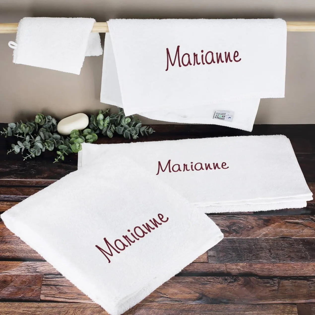 4-teiliges Handtuchset in Weiß mit Name bestickt