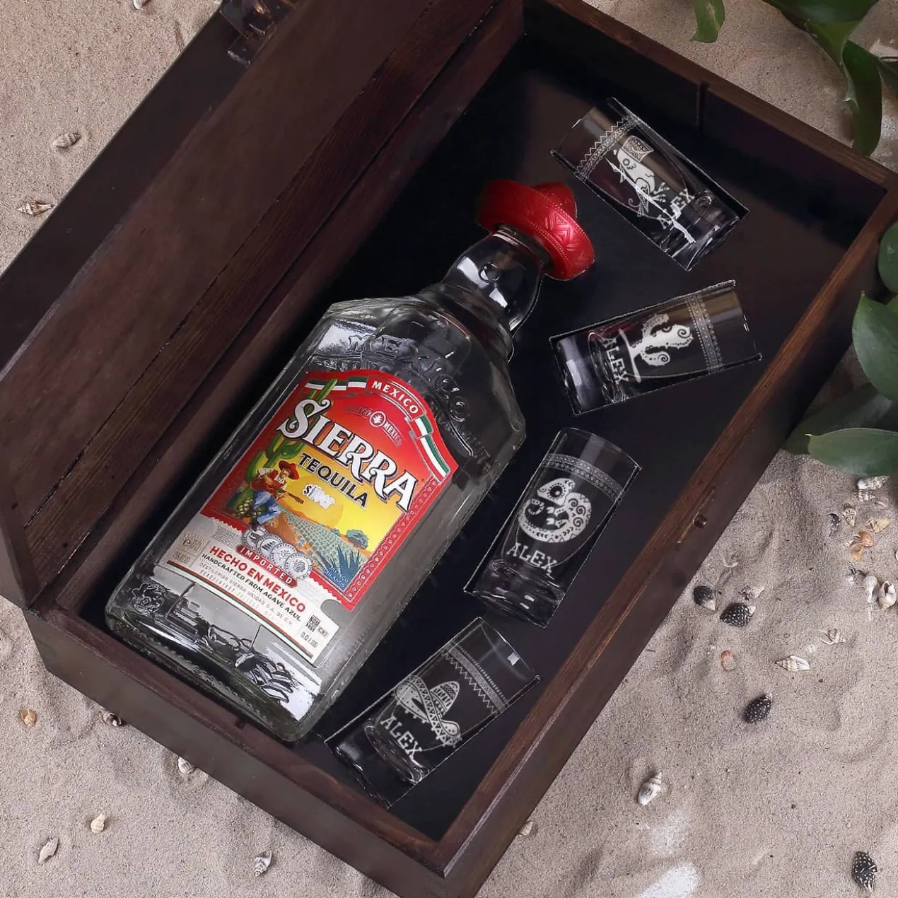 Tequila Geschenk-Set mit 4 gravierten Tequila-Shots in bedruckter Holzkiste mit Tequila Flasche