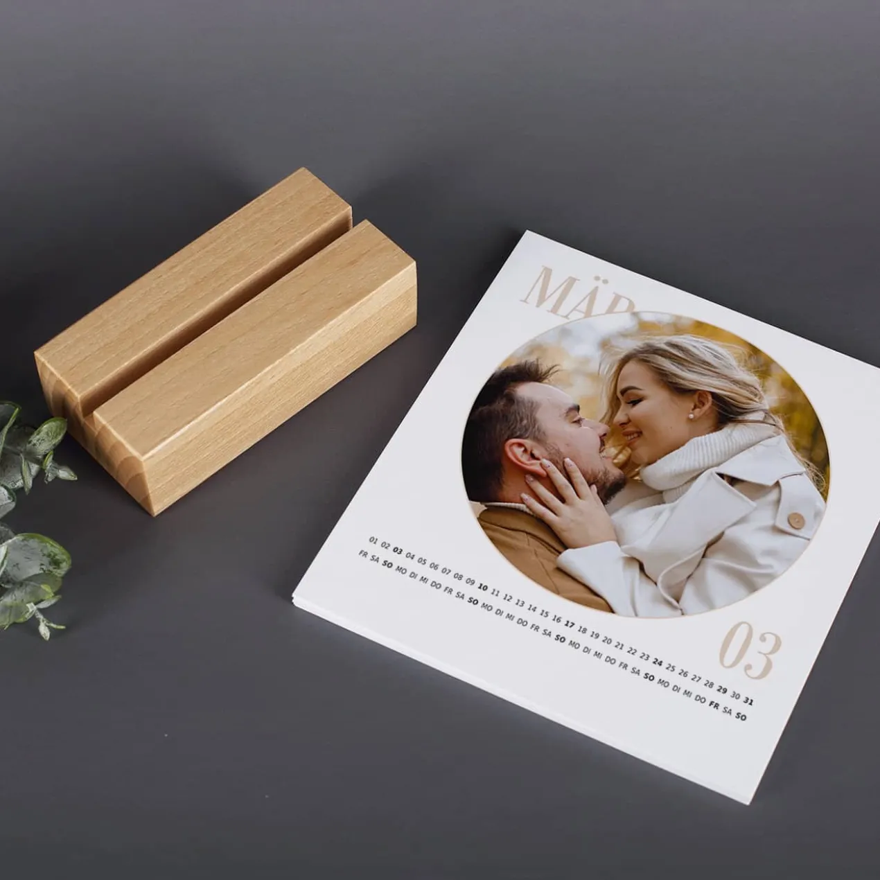 Tischkalender mit runden Fotos bedruckt - individuell gestaltbar