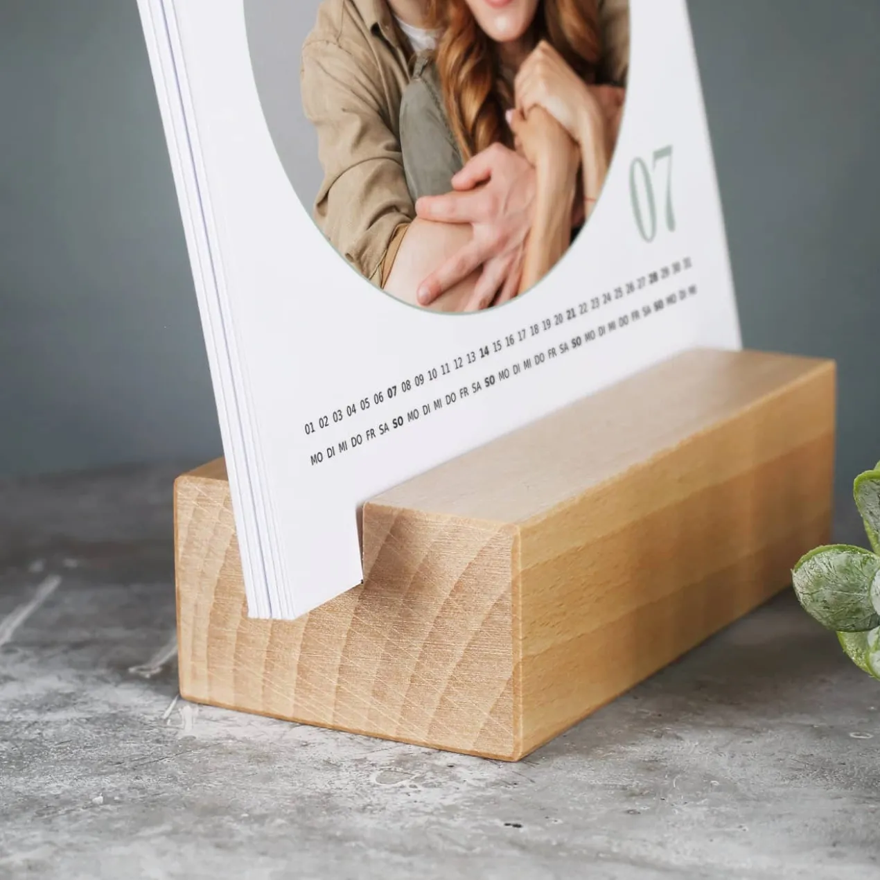 Tischkalender mit runden Fotos bedruckt - individuell gestaltbar