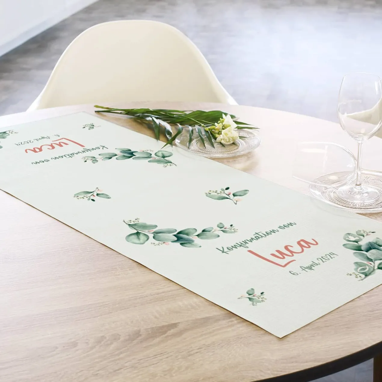 Tischläufer mit Eukalyptus-Motiv zur Kommunion, Konfirmation oder Taufe - in zwei Längen