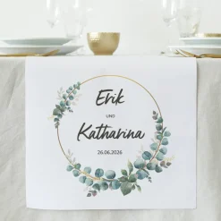 Tischläufer zur Hochzeit mit Eukalyptus-Motiv, Namen und Datum - in zwei Längen
