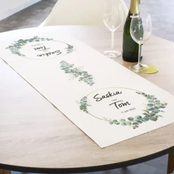 Tischläufer zur Hochzeit mit Eukalyptus-Motiv, Namen und Datum - in zwei Längen