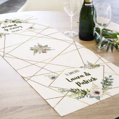Tischläufer zur Hochzeit mit Namen, Datum & Blüten - in zwei Längen