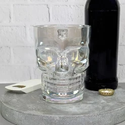 Totenkopf-Bierglas 500 ml | irisierendes Trinkglas mit Griff in Knochenform