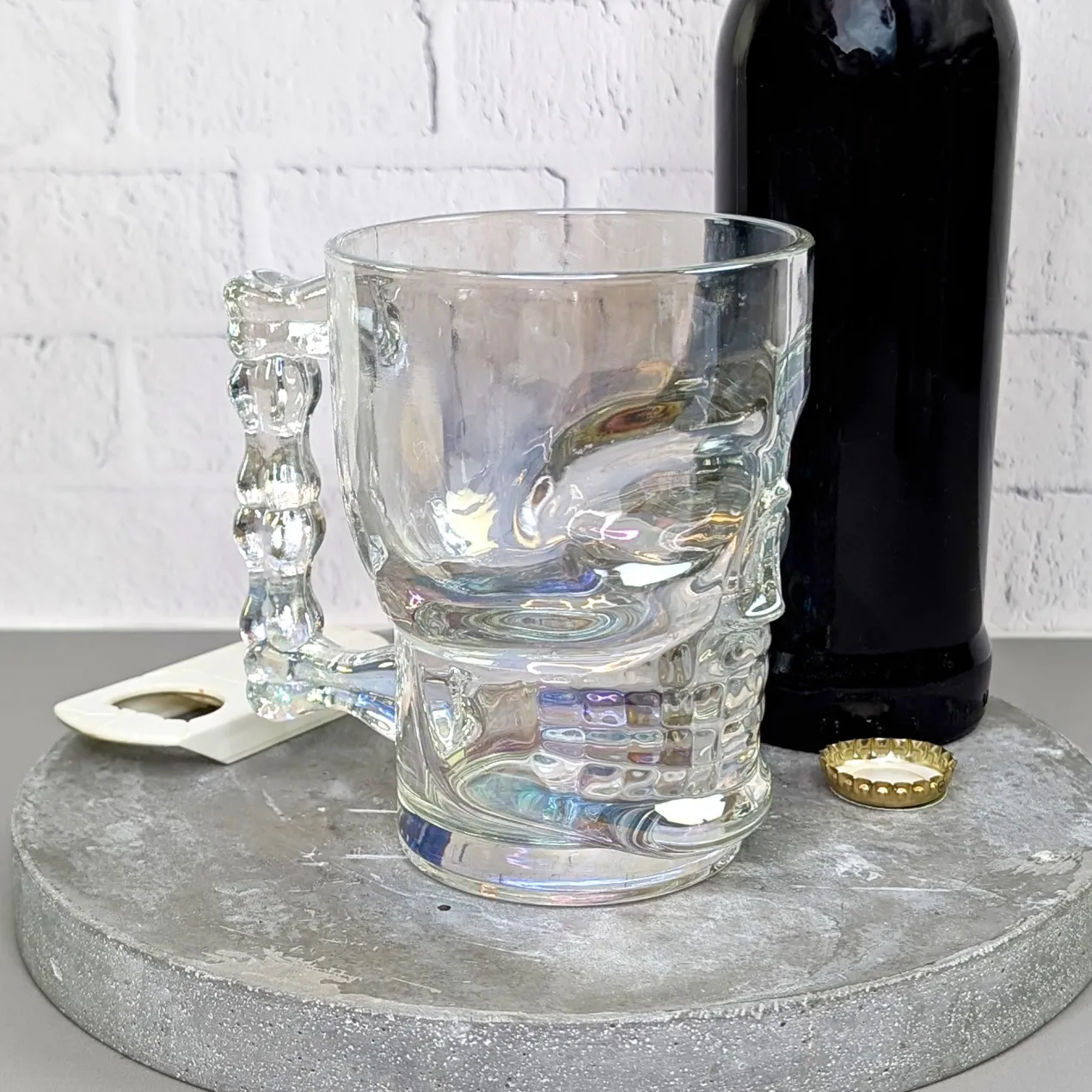 Totenkopf-Bierglas 500 ml | irisierendes Trinkglas mit Griff in Knochenform