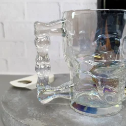 Totenkopf-Bierglas 500 ml | irisierendes Trinkglas mit Griff in Knochenform