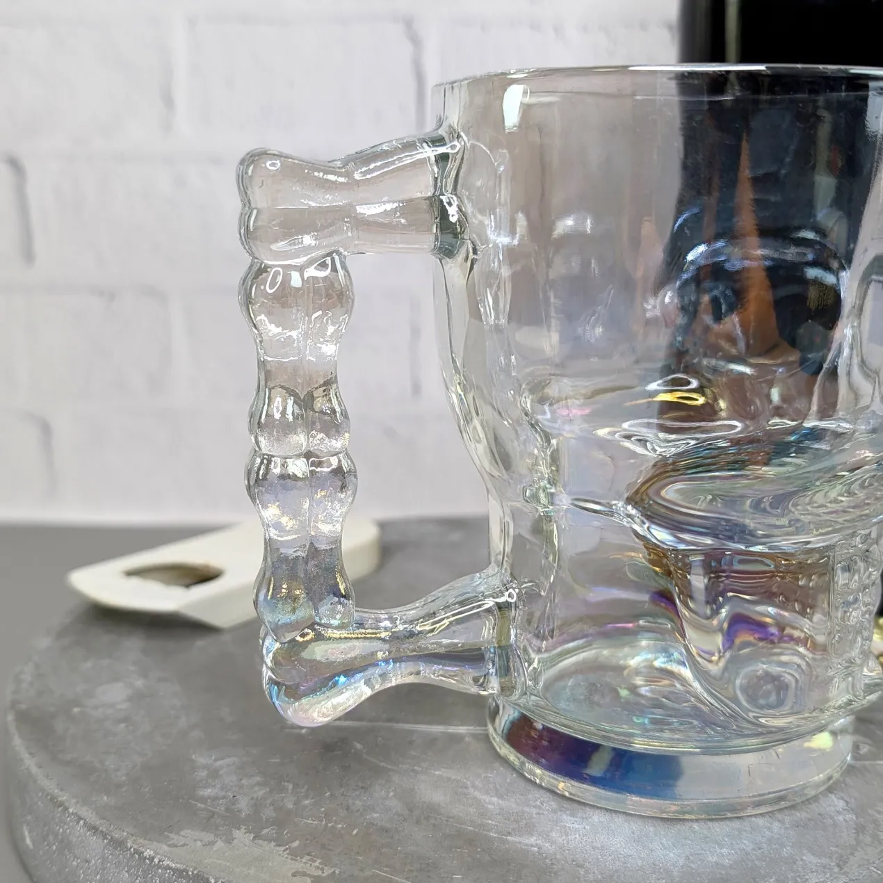 Totenkopf-Bierglas 500 ml | irisierendes Trinkglas mit Griff in Knochenform